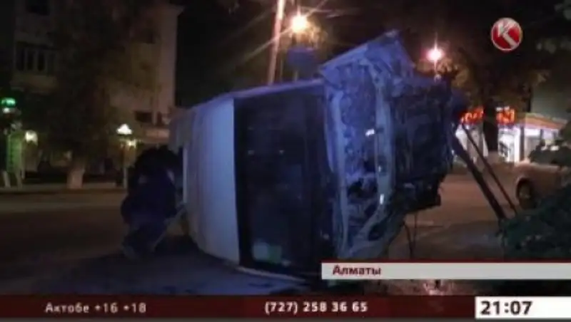 Подробности ДТП в Алматы: Иномарка буквально протаранила инкассаторскую машину