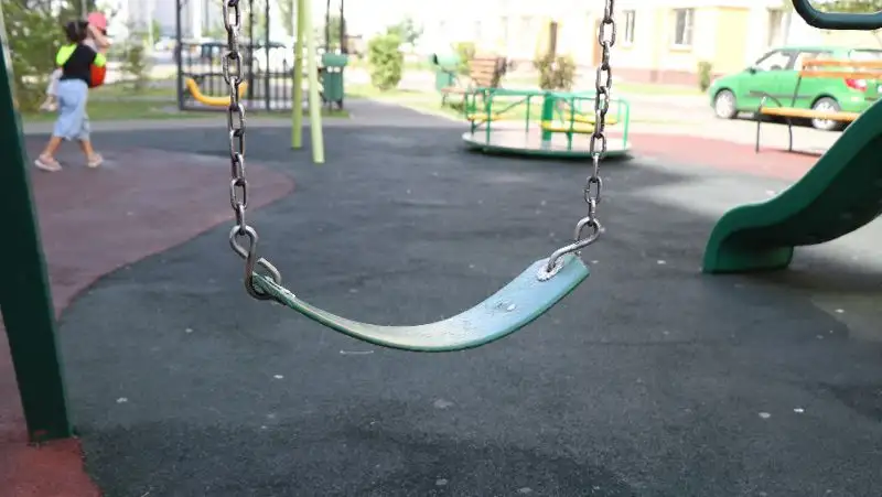 В Экибастузе женщины не поделили  качели – их оштрафовали