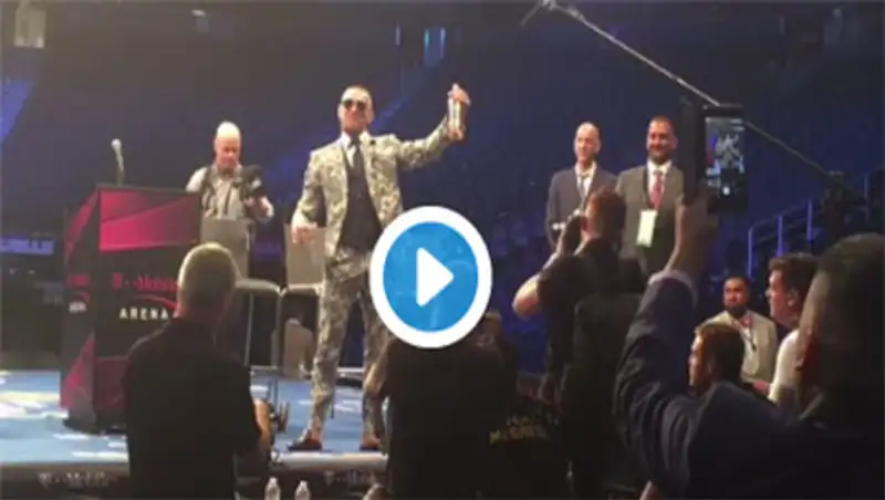 Расстроенный МакГрегор не удержался от бокала виски на пресс-конференции после боя