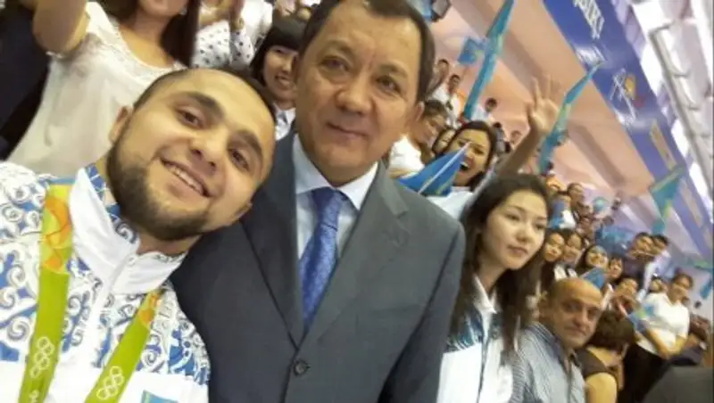 Ниджат Рахимов сделал сэлфи с акимом Атырауской области