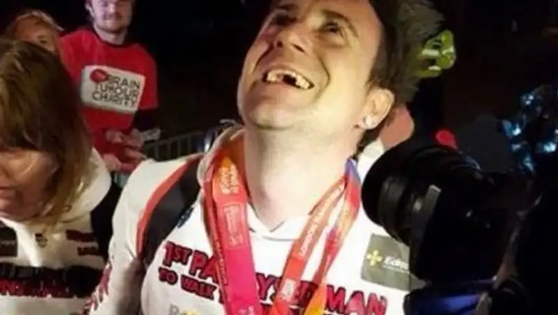 Бегун с парализованными ногами преодолел марафон