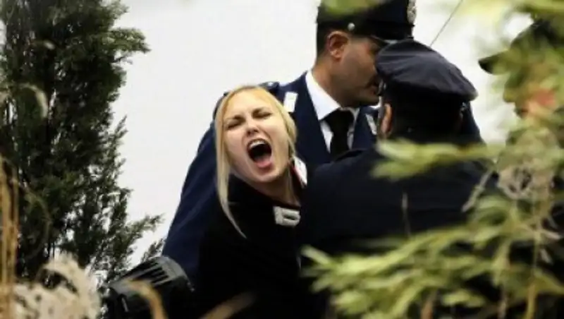 Ватикан обвинил активистку Femen в дискредитации религии и краже