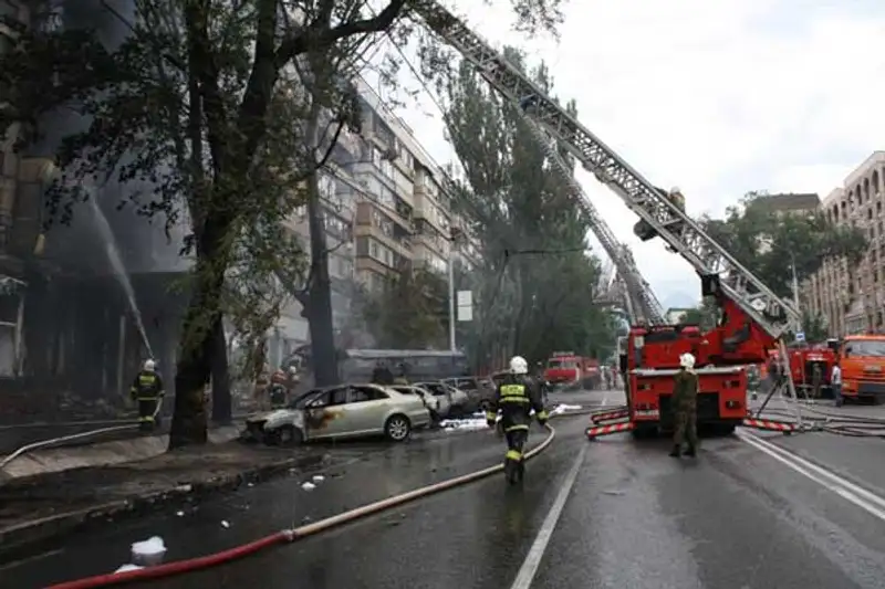 Поняв, что водителю бензовоза уже ничем не помочь, сотрудники ДЧС принялись эвакуировать жильцов горевшего дома (фото), фото - Новости Zakon.kz от 28.06.2013 15:58