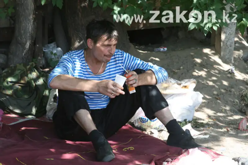 В центре Алматы сквер превратился в бомжатник (фото), фото - Новости Zakon.kz от 17.08.2012 23:02