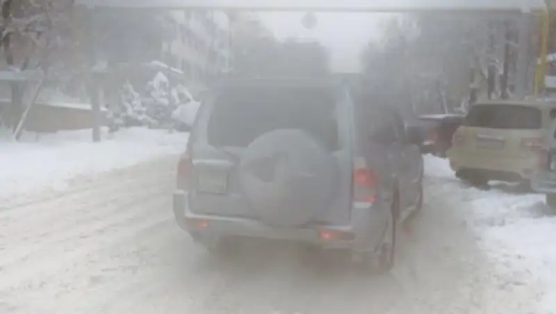 В Алматы водитель чуть не сбил двух женщин, а потом набросился на них с кулаками