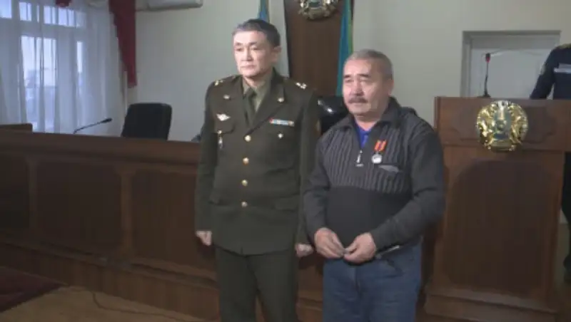 Пенсионера из Костанайской области, спасшего ребенка, наградили