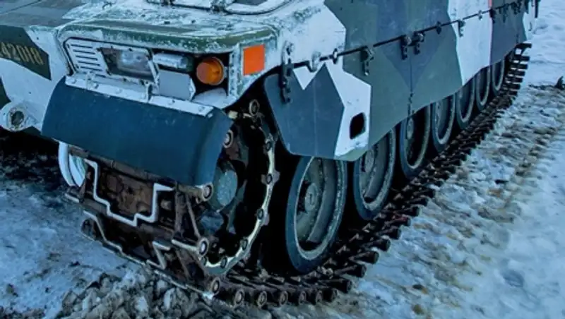 В Норвегии танк, участвующий в маневрах НАТО, протаранил автомобиль - водитель погиб