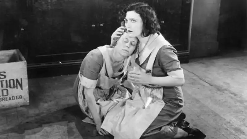 Нелепые и вредные советы беременным женщинам прошлого