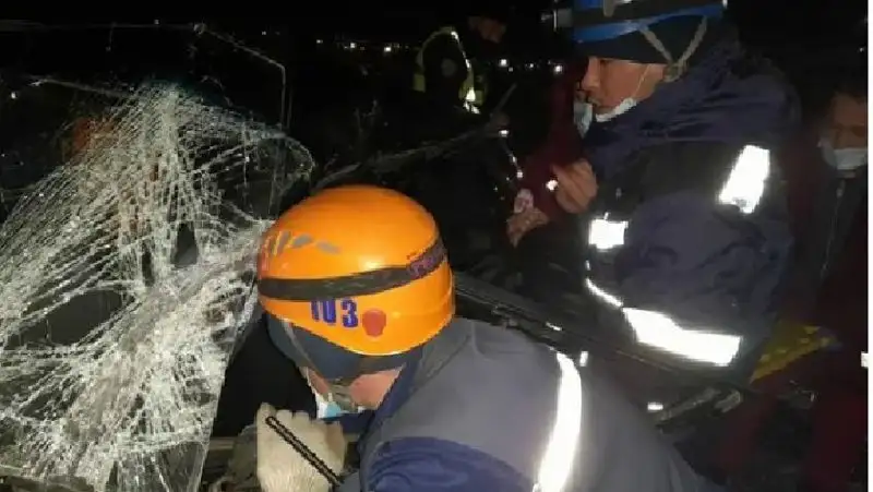 Водитель и пассажир оказались зажаты в авто после ДТП в Усть-Каменогорске