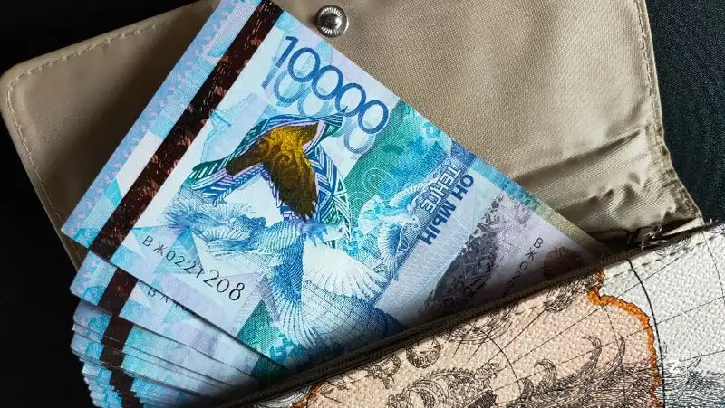 Зарплаты медиков, педагогов и соцработников повышены в Казахстане