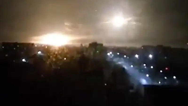 Украина обвинила российских военных во взрывах на складах под Харьковом