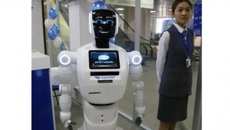 Робот обслуживает посетителей почтового отделения в Актобе