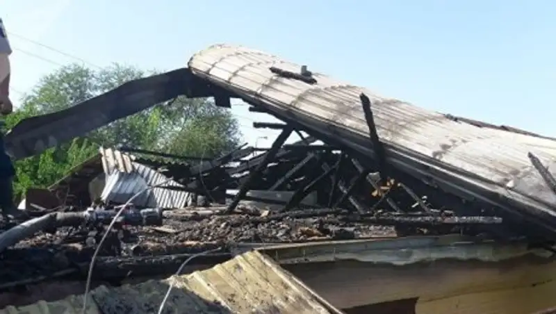 В Алматы горел частный дом