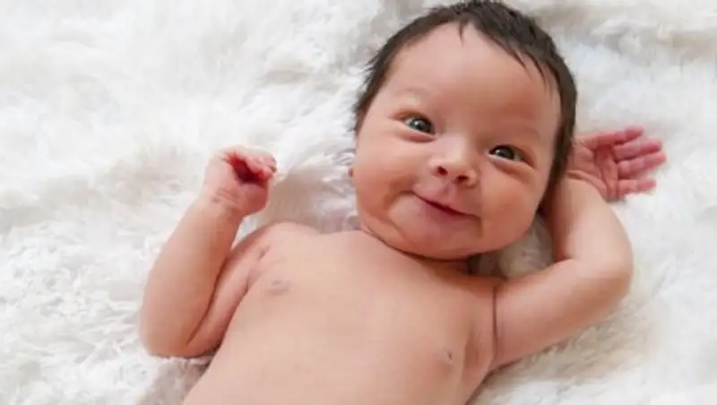 Как у новорожденных детей формируется зрение