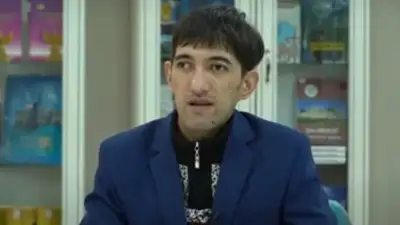 Парень из села в Туркестанской области самостоятельно выучил десять языков