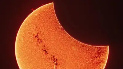 Фото редкого гибридного солнечного затмения появилось в сети , фото - Новости Zakon.kz от 23.04.2023 02:50