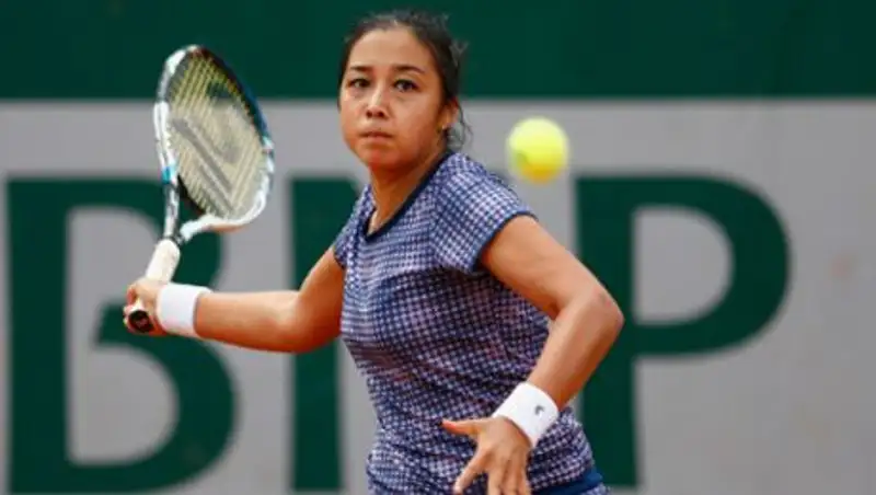 Зарина Дияс в паре Чжэн Сайсай выбыли из парного разряда на «Уимблдоне»