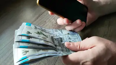 Полицейский убедил пенсионерку не переводить деньги, фото - Новости Zakon.kz от 25.08.2022 23:58
