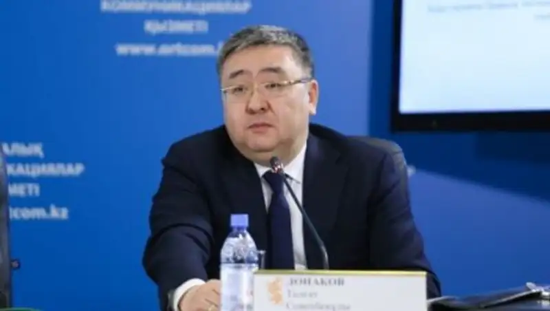 Зарплату госслужащим в РК будут повышать поэтапно