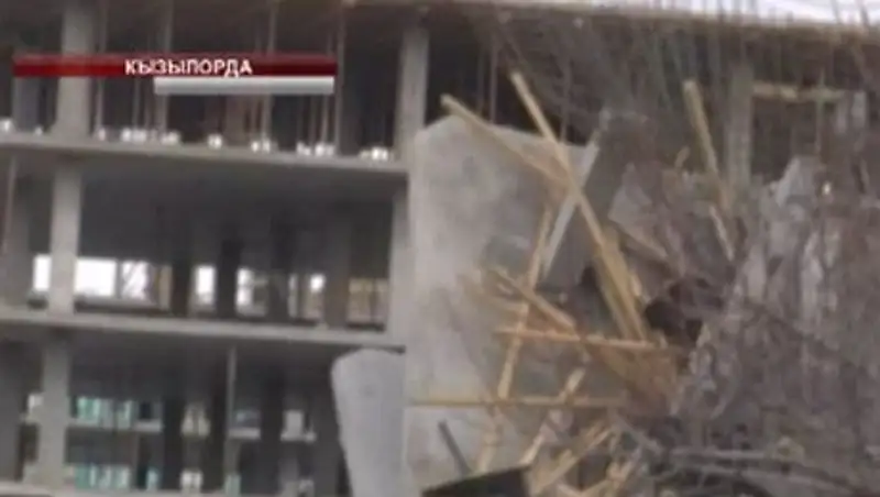 Причиной обрушения строящейся пятиэтажки в Кызылорде могли стать трещины в фундаменте