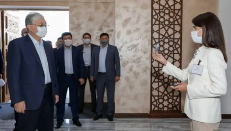 Токаев ознакомился с работой Визит-центра в Туркестане