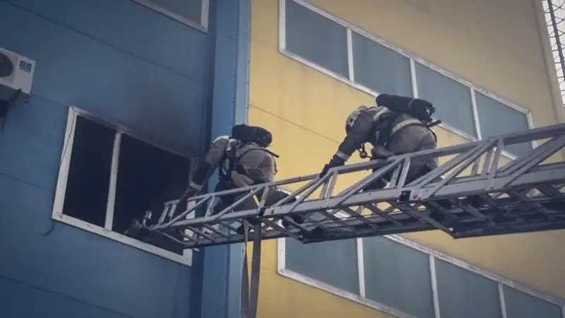 Пожарные Астаны с помощью трехколенной лестницы эвакуировали людей из общежития