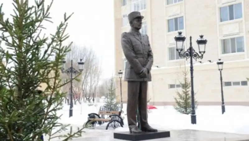 В Астане открыт памятник Шарлю де Голлю