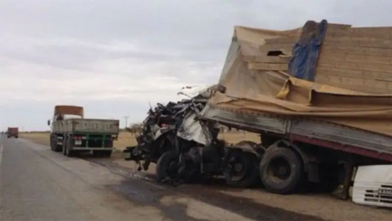 На атырауской трассе столкнулись 2 фуры - двое погибших