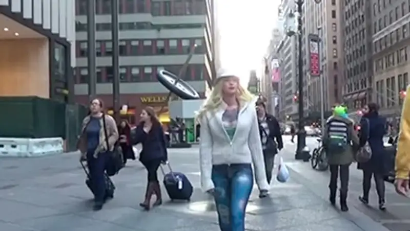 Обнаженная модель прошлась по Нью-Йорку