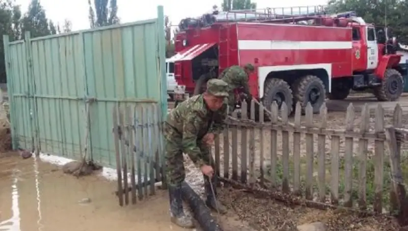 Алматы облысында су басқан ауылдың көпірін де шайып кетті 