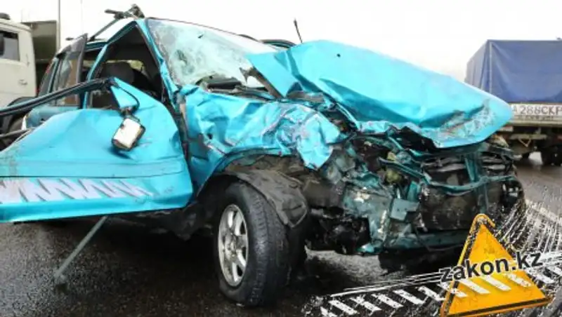 Мощное лобовое столкновение произошло на мосту развязки в Алматы