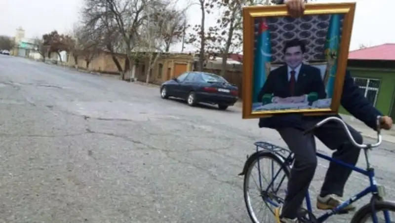 В Туркменистане обновляют портреты президента