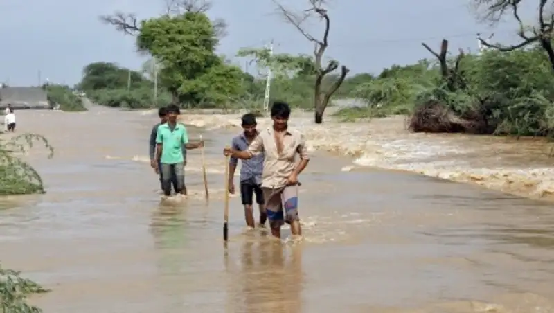 Число погибших из-за ливней на западе Индии возросло до 53 человек