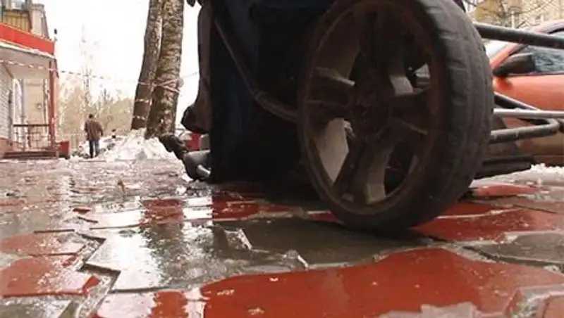 Снежная глыба отправила малыша в реанимацию