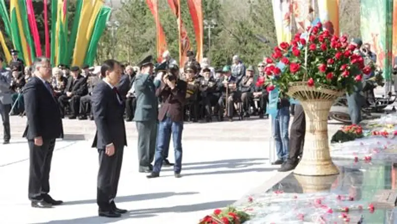 Аким Карагандинской области возложил цветы к Вечному огню