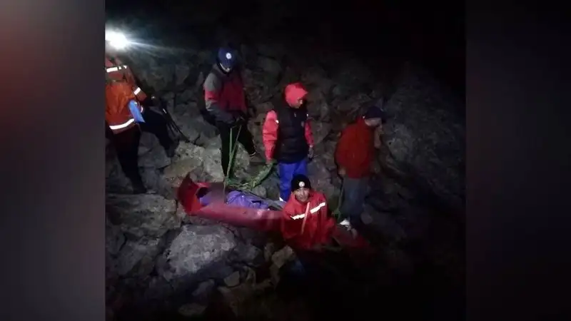 Мужчину, повредившего ногу при спуске, спасли в горах Алматы