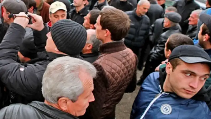 Митингующие в Абхазии требуют отставки министра внутренних дел