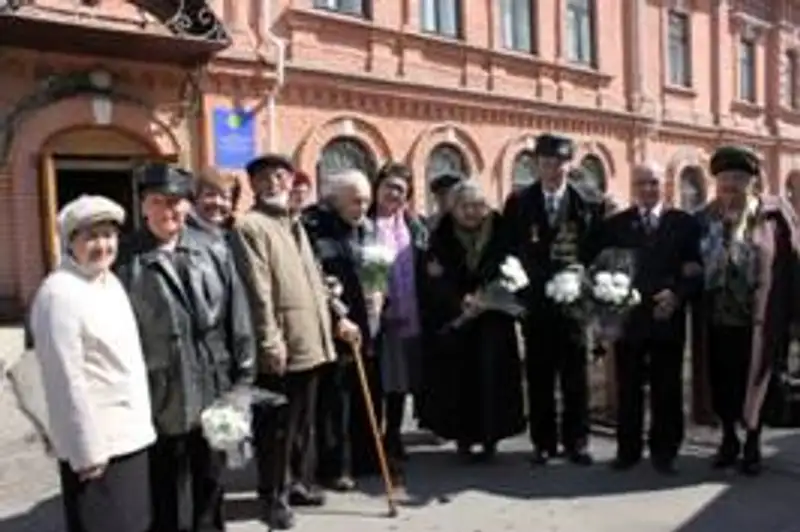 В музее искусств ВКО прошла встреча ветеранов Великой Отечественной войны, фото - Новости Zakon.kz от 11.04.2012 19:30