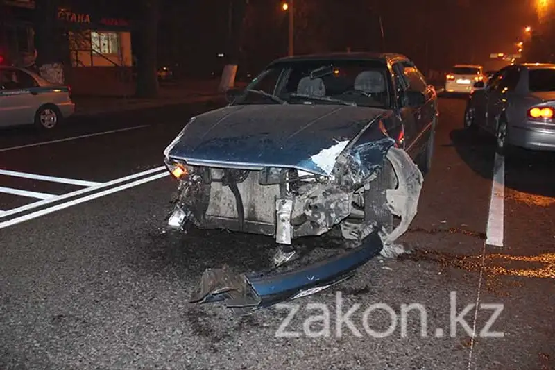 Водитель Мазды протаранил две машины и покинул место ДТП, Алматы (фото), фото - Новости Zakon.kz от 13.11.2013 18:48