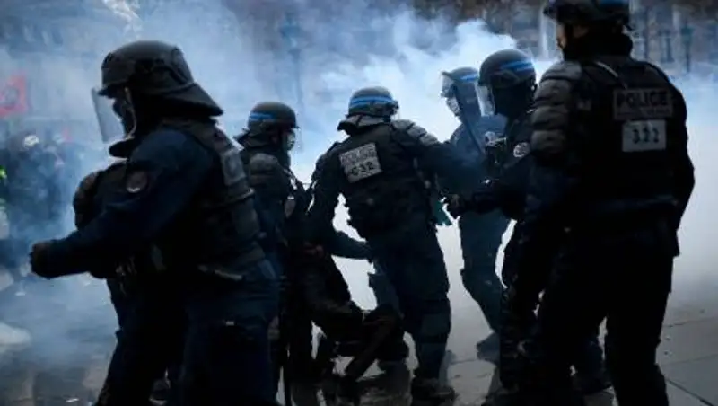 11 полицейских получили ранения во время беспорядков в Бельгии