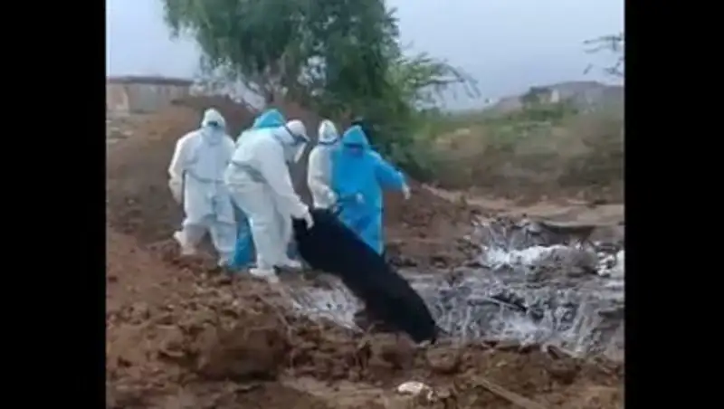 Тела жертв коронавируса варварски сбрасывали в яму в Индии