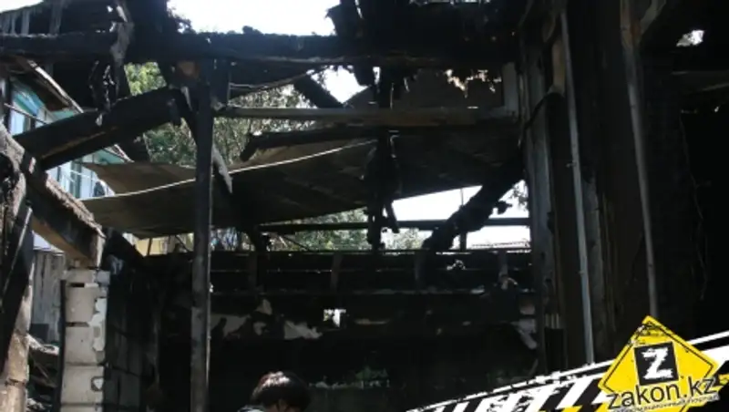 Оторвавшийся провод спровоцировал крупный пожар в Алматы