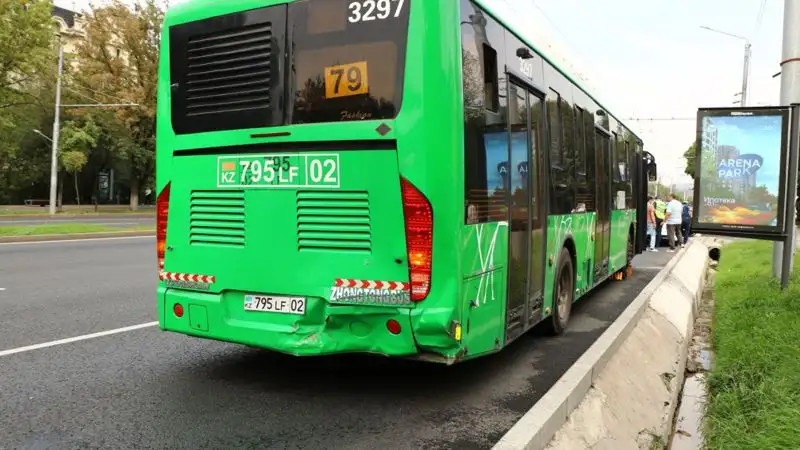 Оставленный без присмотра автобус устроил массовое ДТП в Алматы, фото - Новости Zakon.kz от 06.09.2023 16:03