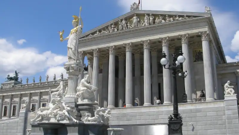 Парламент Австрии вынес вотум недоверия канцлеру и правительству