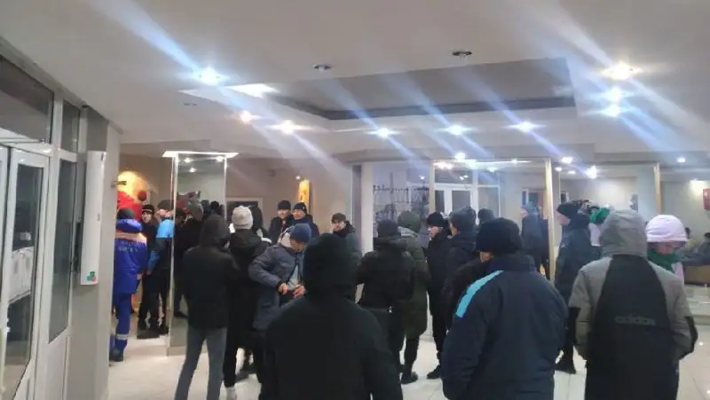 В Павлодаре из гостиницы эвакуировали 200 человек из-за пожара, фото - Новости Zakon.kz от 08.12.2022 06:28