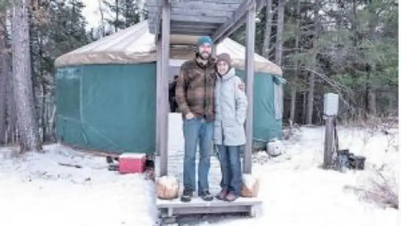 Семейная пара из США  живет в казахской юрте