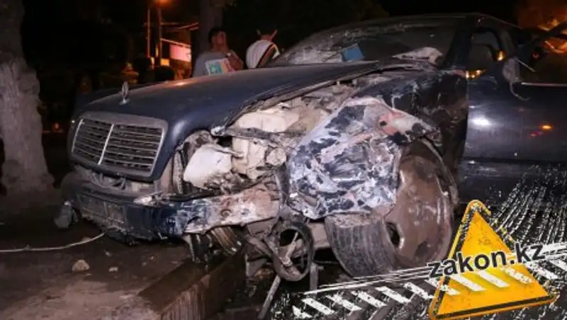 В Алматы виновник жесткой аварии скрылся с места происшествия