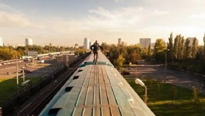 Актюбинец пытался доехать до Алматы на крыше поезда