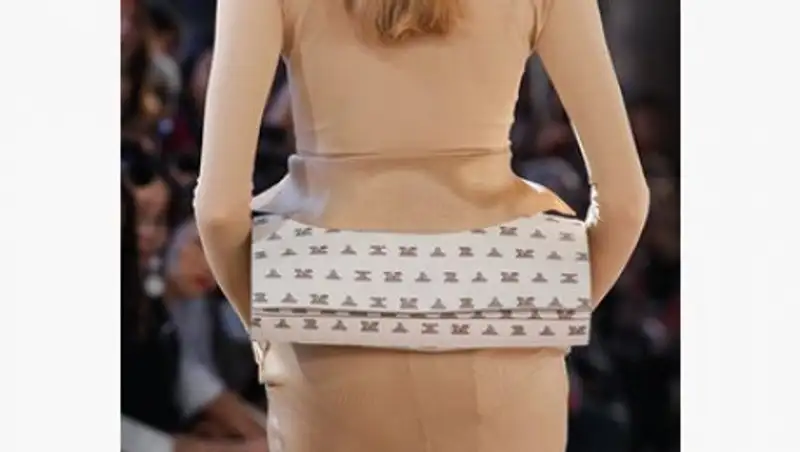 Итальянцы предложили носить сумки на ягодицах