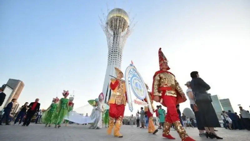 Елорданың бас көшесімен тарихтан сыр шертетін өнер керуені жүріп өтті